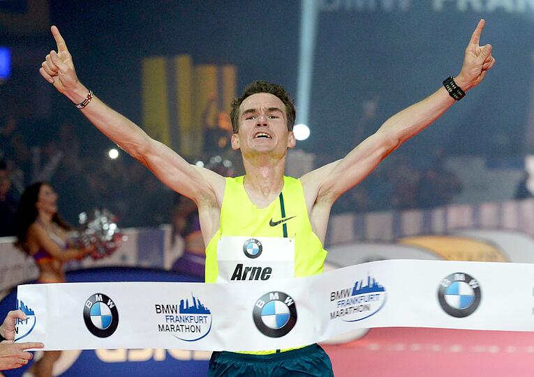 Arne Gabius aus Tübingen jubelt während er die Ziellinie des Marathons in der Zeit von 2:09.32 Stunden überquert.