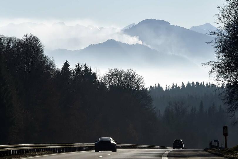 Die Rauchschwaden sind schon auf der Autobahn zu sehen.