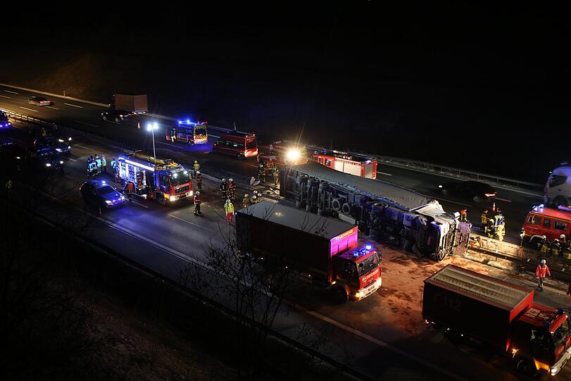 Ein mit Reifen beladener Lastwagen durchbrach am Donnerstag die Mittelleitplanke der A9 nahe des Autobahndreiecks Bayreuth/Kulmbach. Der Fahrer erlag noch am Unfallort seinen Verletzungen.
