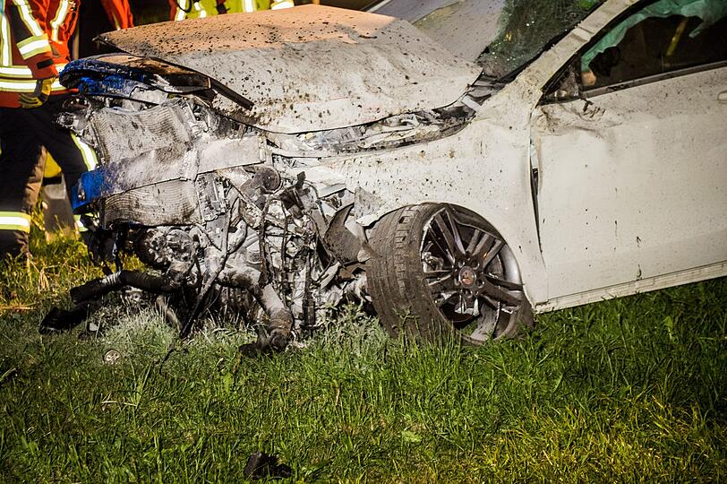 Ein 47-Jähriger flüchtet mit seinem Mercedes CLA vor einer Polizeikontrolle, übersieht einen Kreisverkehr und wird rund 40 Meter durch die Luft geschleudert. Die Bilder vom Einsatz