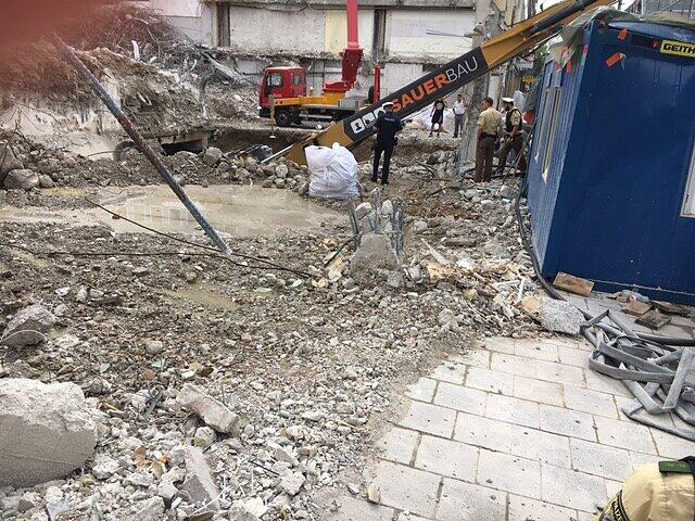 Die Bilder vom umgestürzten Bagger in Münchens Altstadt.