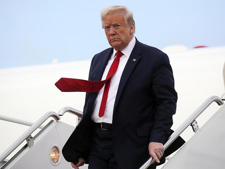 Donald Trump verlässt die Air Force One auf der Andrews Air Force Base.