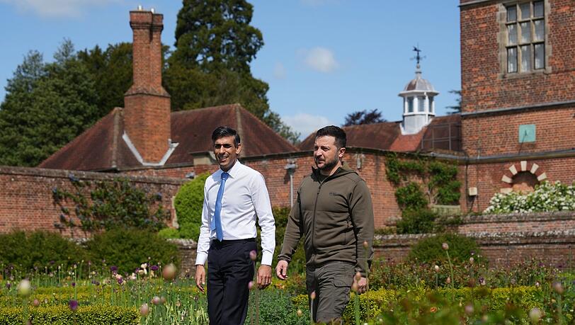 Großbritanniens Premierminister Rishi Sunak (l) empfing am Montag den ukrainischen Präsidenten Wolodymyr Selenskyj in Buckinghamshire.