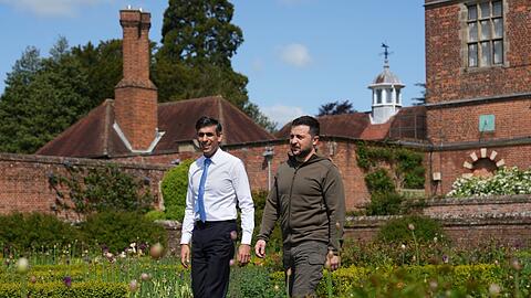 Großbritanniens Premierminister Rishi Sunak (l) empfing am Montag den ukrainischen Präsidenten Wolodymyr Selenskyj in Buckinghamshire.