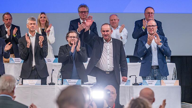 Hubert Aiwanger ist bei der Landesversammlung der Freien Wähler als Vorsitzender im Amt bestätigt worden. Hubert Aiwanger ist bei der Landesversammlung der Freien Wähler als Vorsitzender im Amt bestätigt worden.