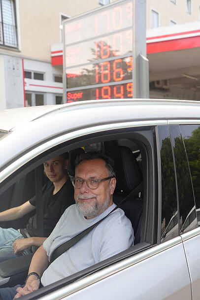 Christian Menzel hat f&uuml;r eine Fahrt nach Hamburg vollgetankt.