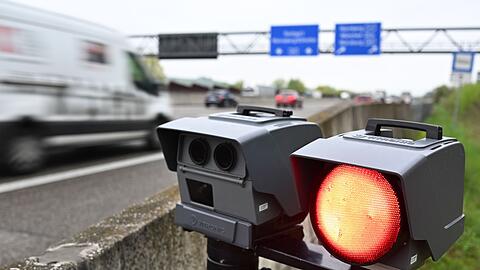 Blitzer sollen Raser bremsen - die Speedweek hatte damit wohl bedingt Erfolg. (Archivbild)