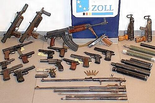 Ein Hobbykeller der etwas anderen Art. Diese Waffen hortete ein Familienvater zuhause.