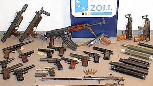 Ein Hobbykeller der etwas anderen Art. Diese Waffen hortete ein Familienvater zuhause. Ein Hobbykeller der etwas anderen Art. Diese Waffen hortete ein Familienvater zuhause.