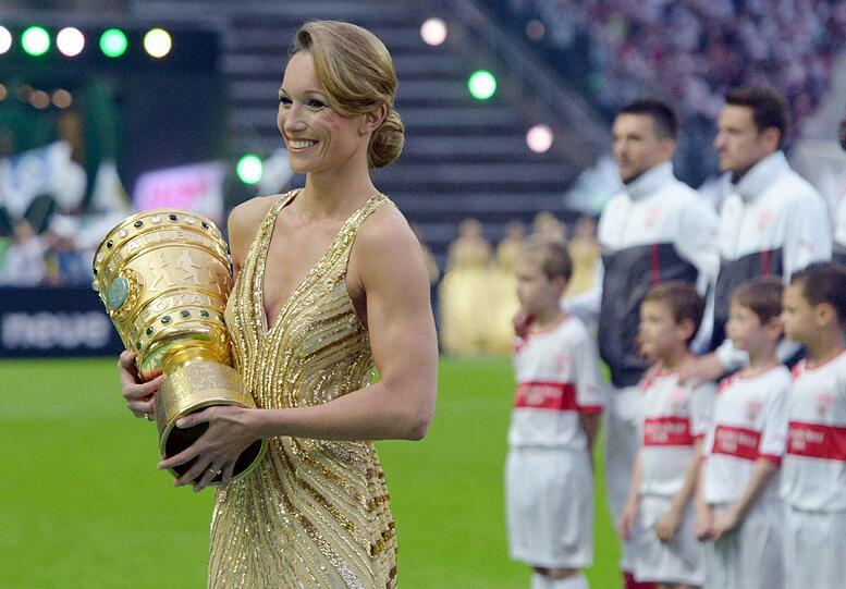 Kickbox-Weltmeisterin Dr. Christine Theiss trägt den DFB-Pokal ins Olympiastadion.