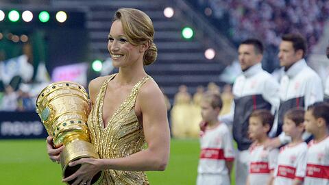 Kickbox-Weltmeisterin Dr. Christine Theiss trägt den DFB-Pokal ins Olympiastadion.