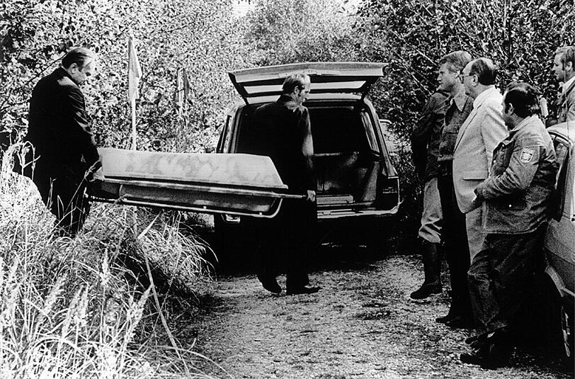 04.10.1981: Die Leiche der Schülerin Ursula Herrmann wird in einem Zinksarg vom Fundort abtransportiert.