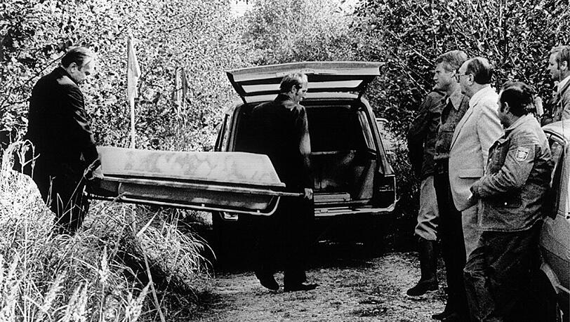 04.10.1981: Die Leiche der Schülerin Ursula Herrmann wird in einem Zinksarg vom Fundort abtransportiert. 04.10.1981: Die Leiche der Schülerin Ursula Herrmann wird in einem Zinksarg vom Fundort abtransportiert.