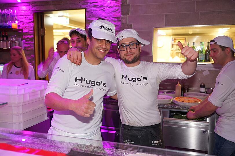 Hunderte feierten den Einzug ins Halbfinale im H'ugo's