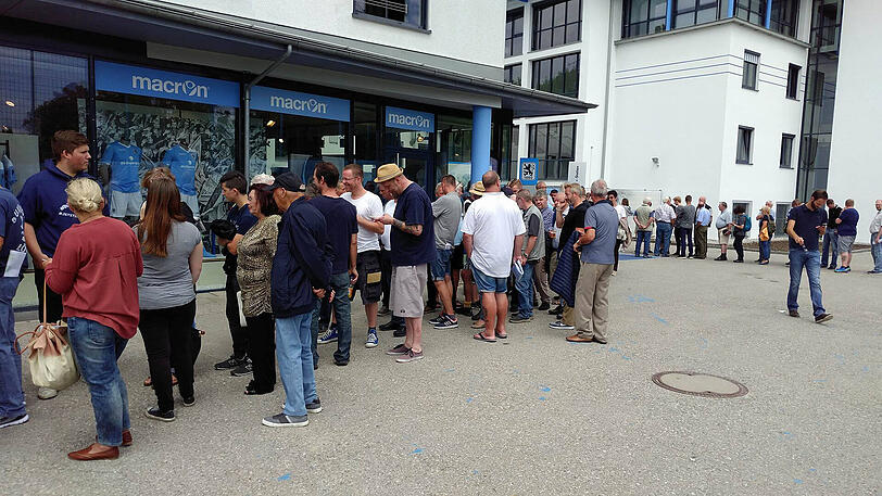 Eine lange Schlange vor der Löwen-Geschäftsstelle an der Grünwalder Straße: Etliche Mitglieder möchten eine Dauerkarte für die neue Saison in der Regionalliga.