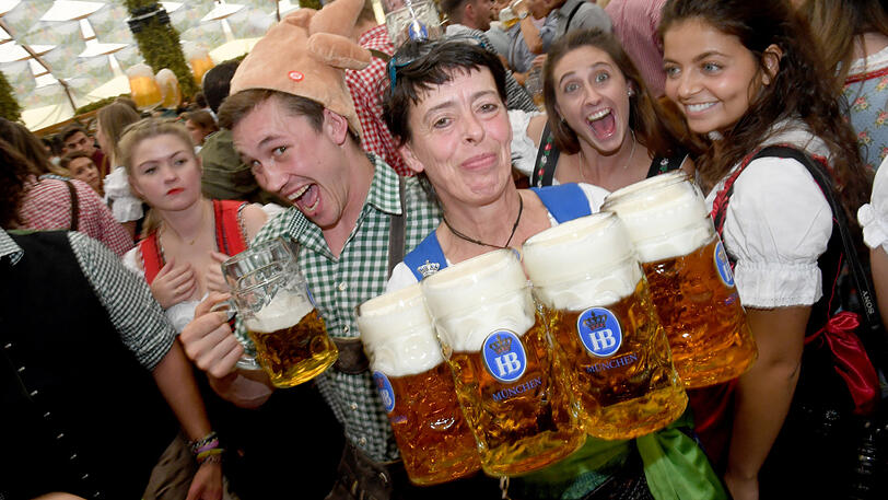 Die Stimmung im Hofbräu-Festzelt ist bereits um kurz nach 12 bombastisch.