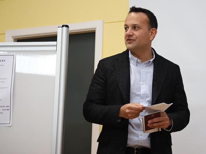 Der irische Premierminister Leo Varadkar im Wahllokal. Varadkar muss mit einer Niederlage seiner liberal-konservativen Partei Fine Gael rechnen.