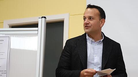 Der irische Premierminister Leo Varadkar im Wahllokal. Varadkar muss mit einer Niederlage seiner liberal-konservativen Partei Fine Gael rechnen.