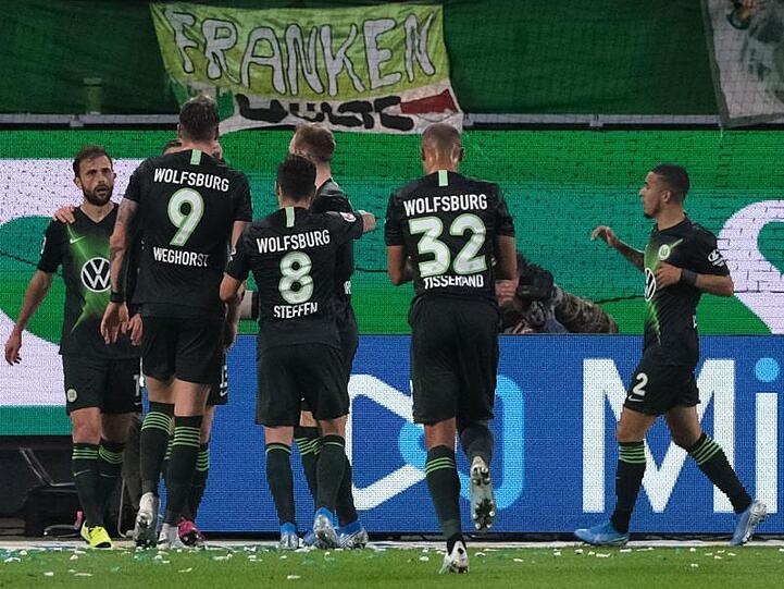Die Spieler vom VfL Wolfsburgs feiern den Treffer von Admir Mehmedi (l) zum 1:1 gegen 1899 Hoffenheim.