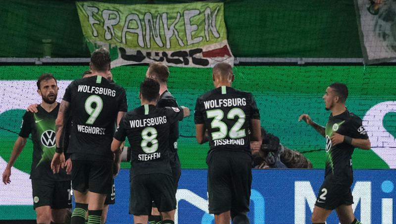 Die Spieler vom VfL Wolfsburgs feiern den Treffer von Admir Mehmedi (l) zum 1:1 gegen 1899 Hoffenheim. Die Spieler vom VfL Wolfsburgs feiern den Treffer von Admir Mehmedi (l) zum 1:1 gegen 1899 Hoffenheim.