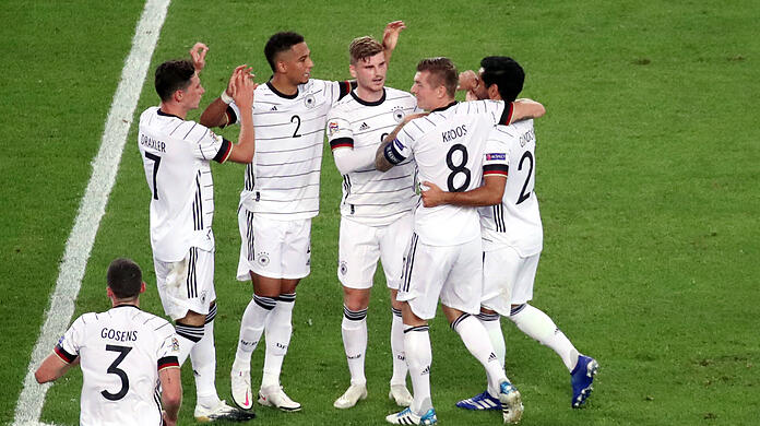 Timo Werner lässt sich nach seinem Treffer zum 1:0 von seinen Mitspielern feiern. Am Schluss reicht es doch nur für ein Unentschieden.