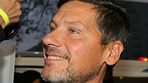 Christoph Schneider von Rammstein begrüßt seinen dritten Sohn.