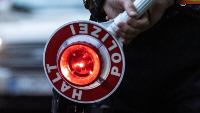 Nach einer Meldung mehrerer Schüsse hält die Polizei Wolfratshausen am Samstag einen Hochzeitskonvoi an. (Symbolbild)