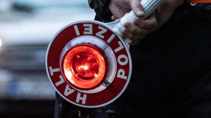 Nach einer Meldung mehrerer Schüsse hält die Polizei Wolfratshausen am Samstag einen Hochzeitskonvoi an. (Symbolbild)