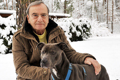 Das Haus ist voll: Tierheim-Chef Denny Baruch mit Pitbull Pascha (2), der wie zehn andere Kampfhunde beschlagnahmt wurde.