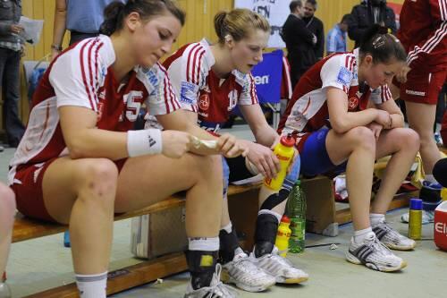 Niedergeschlagen nach der Heimpleite: Die Club-Handballerinnen.