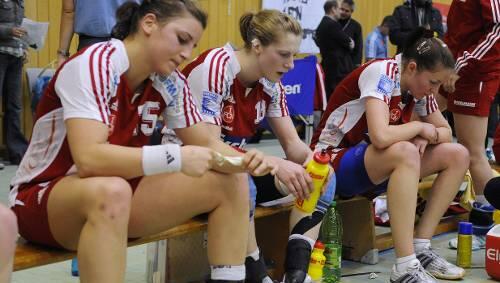 Niedergeschlagen nach der Heimpleite: Die Club-Handballerinnen. Niedergeschlagen nach der Heimpleite: Die Club-Handballerinnen.