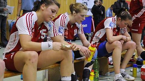 Niedergeschlagen nach der Heimpleite: Die Club-Handballerinnen.