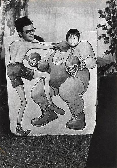 Stefan Moses, Scherzfotografie vom Oktoberfest mit seinem Sohn Manuel, München, 1964.