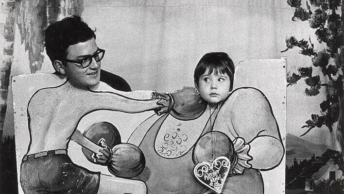Stefan Moses, Scherzfotografie vom Oktoberfest mit seinem Sohn Manuel, München, 1964. Stefan Moses, Scherzfotografie vom Oktoberfest mit seinem Sohn Manuel, München, 1964.