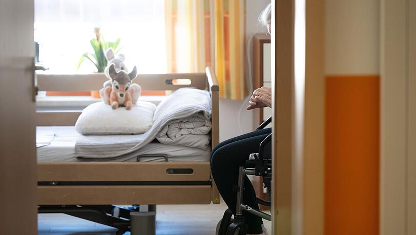 Wer in einem Pflegeheim in Bayern lebt, muss im laufenden Jahr deutlich mehr Geld zahlen als in früheren Jahren. (Illustration) Wer in einem Pflegeheim in Bayern lebt, muss im laufenden Jahr deutlich mehr Geld zahlen als in früheren Jahren. (Illustration)