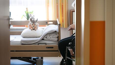 Wer in einem Pflegeheim in Bayern lebt, muss im laufenden Jahr deutlich mehr Geld zahlen als in fr&uuml;heren Jahren. (Illustration)