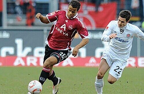 Dynamik pur: Timothy Chandler klarer Sieger im Laufduell mit St. Paulis Fin Bartels (rechts).