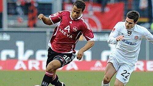 Dynamik pur: Timothy Chandler klarer Sieger im Laufduell mit St. Paulis Fin Bartels (rechts). Dynamik pur: Timothy Chandler klarer Sieger im Laufduell mit St. Paulis Fin Bartels (rechts).