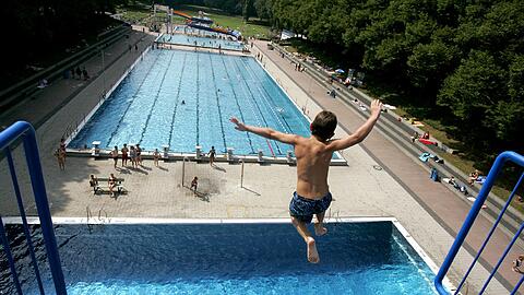 Karfreibad: Das Wasser im Stadionbad (Foto) ist schon 23 Grad warm. Am Freitag um 8 Uhr beginnt hier die Open-Air-Saison. Das Naturgartenbad folgt eine Woche später.