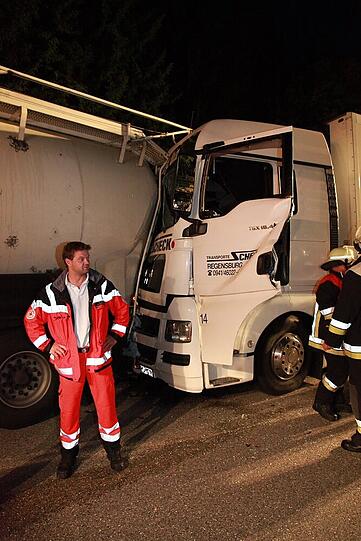Crash auf dem Autobahnparkplatz an der A8: Ein Sattelzug rammt einen parkenden LWK - der Fahrer muss von der Feuerwehr gerettet werden.