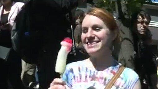 Eine junge Frau mit einem Penis-Lutscher: In Kawaski fand eine schräge Parade statt. Eine junge Frau mit einem Penis-Lutscher: In Kawaski fand eine schräge Parade statt.