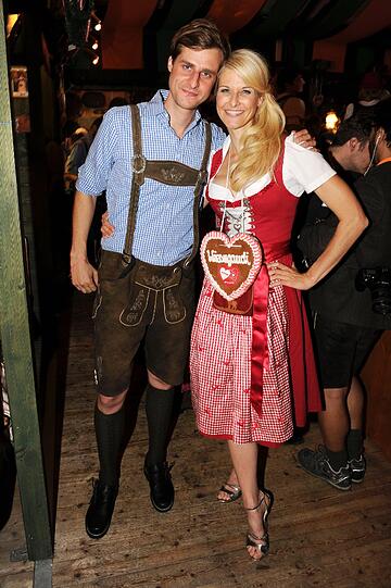 Kare und Dresscoded: Promis feiern in in Hochreiter`s Haxenbraterei auf der Wiesn 2013