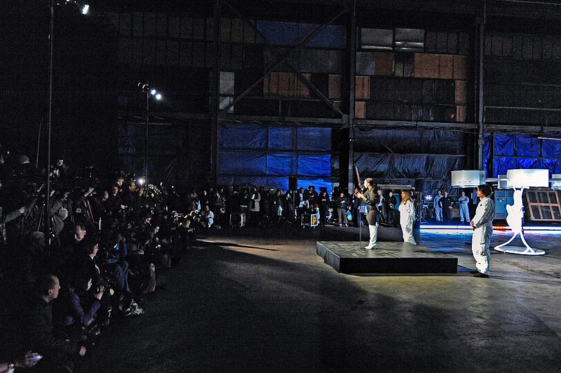 Lady Gaga und das fliegende Kleid "Volantis": Bei der Release-Party zu "Artpop" ist die Pop-Diva abgehoben. Die Bilder.