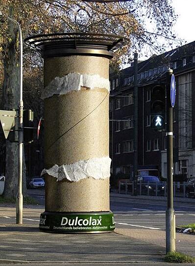 Guerilla Marketing ist eine äußerst amüsante Art der Werbung, hier für ein Medikament gegen Verstopfung.