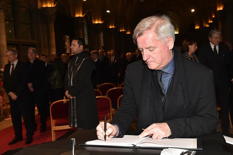 Freddy Burger trägt sich bei der Trauerfeier im Rathaus ins Kondolenzbuch ein.