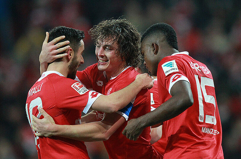 Der Kapitän höchstselbst erzielte den 2:1-Endstand für die Mainzer: Julian Baumgartlinger (m.).