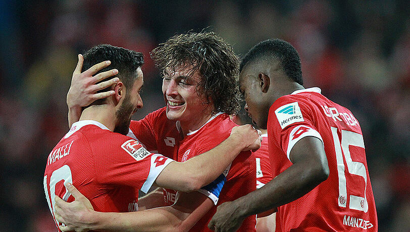 Der Kapitän höchstselbst erzielte den 2:1-Endstand für die Mainzer: Julian Baumgartlinger (m.). Der Kapitän höchstselbst erzielte den 2:1-Endstand für die Mainzer: Julian Baumgartlinger (m.).