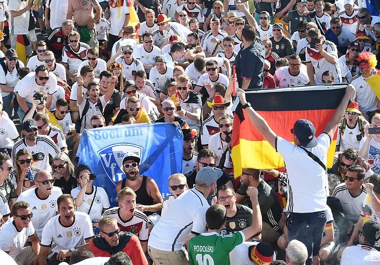Tausende deutsche Fans verwandeln den Weg zum Stade Vélodrome in Marseille zur Fanmeile.