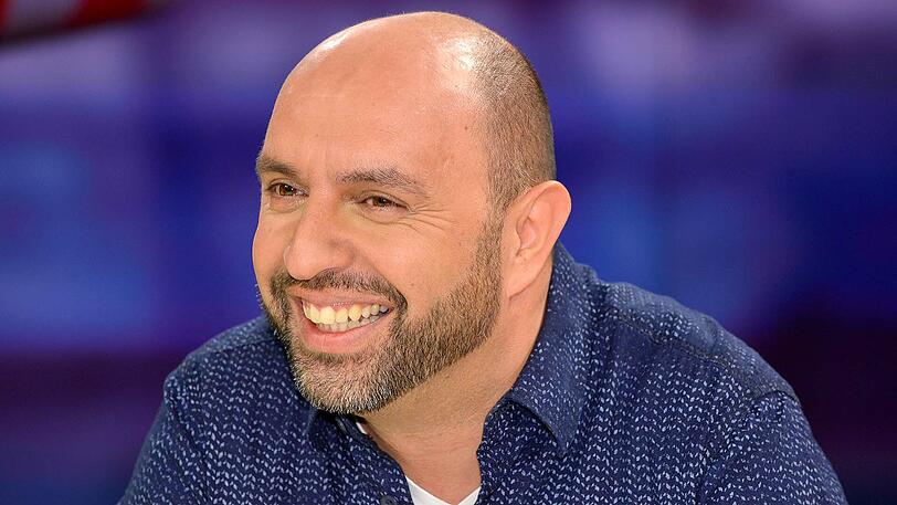 W - Wahlkampf: Im wahrscheinlich aggressiv geführten Bundestagswahlkampf mischt auch der Kabarettist Serdar Somuncu als "Kanzlerkandidat" für "Die Partei" von Satiriker Martin Sonneborn mit - der womöglich kunstvollste Wahlkämpfer seit Christoph Schlingensief 1998.