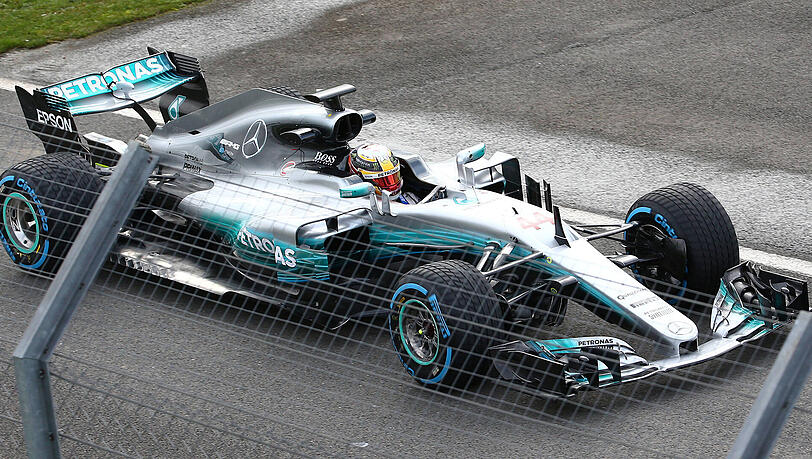 Das neue Mercedes-Modell F1 W08 Hybrid EQ Power: auf den ersten Blick fällt bei dem neuen Silberpfeil die schlankere Heckfinne auf. Das neue Mercedes-Modell F1 W08 Hybrid EQ Power: auf den ersten Blick fällt bei dem neuen Silberpfeil die schlankere Heckfinne auf.